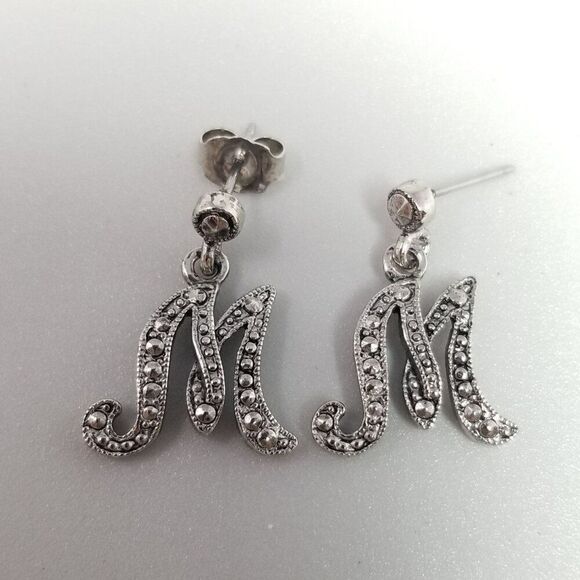 Vintage Avon M Monogram Letter Dangle Charm Stud Earrings, Silver Tone Initials - Picture 7 of 7